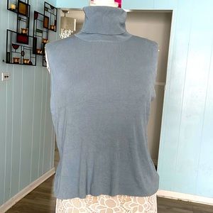 Ellen Tracy soft lightweight turtleneck sleevless sweater